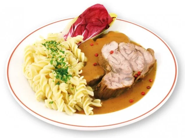 Gespickte Kalbsvögerl in Rahmsauce dazu Butterteigwaren - Rezept