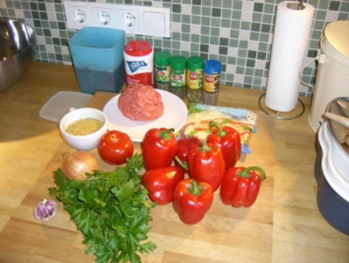 gefüllte Paprika in Tomatensoße - Rezept