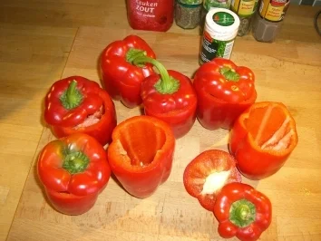 gefüllte Paprika in Tomatensoße - Rezept