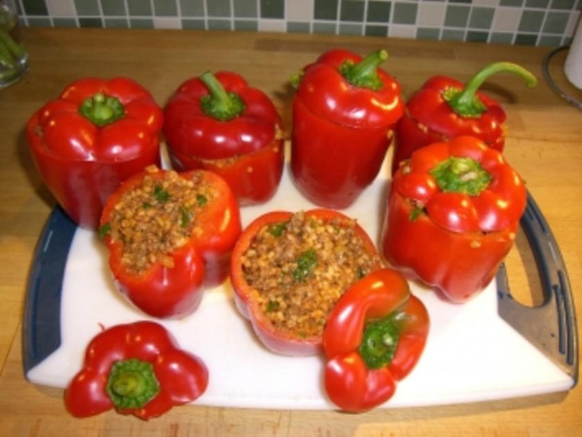 gefüllte Paprika in Tomatensoße - Rezept - kochbar.de