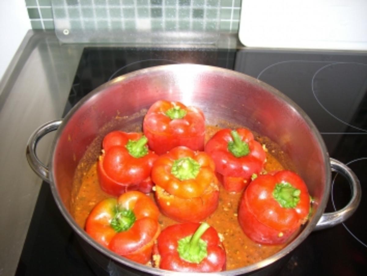 gefüllte Paprika in Tomatensoße - Rezept