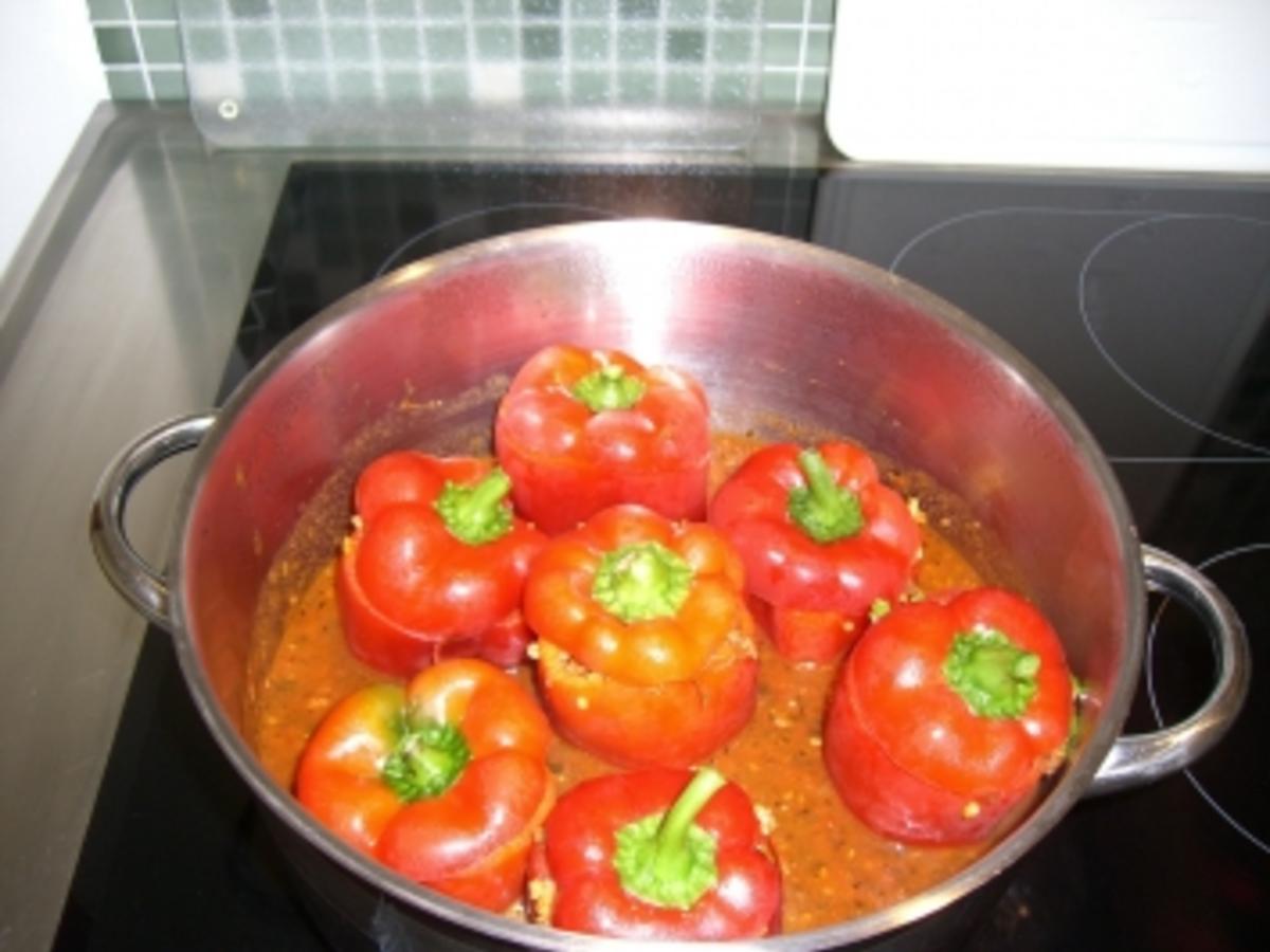 gefüllte Paprika in Tomatensoße - Rezept - kochbar.de