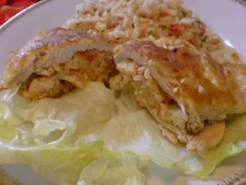 Basilikum-Putenschnitzel mit Reis gefüllt und in Parmesan-Ei gebraten - Rezept