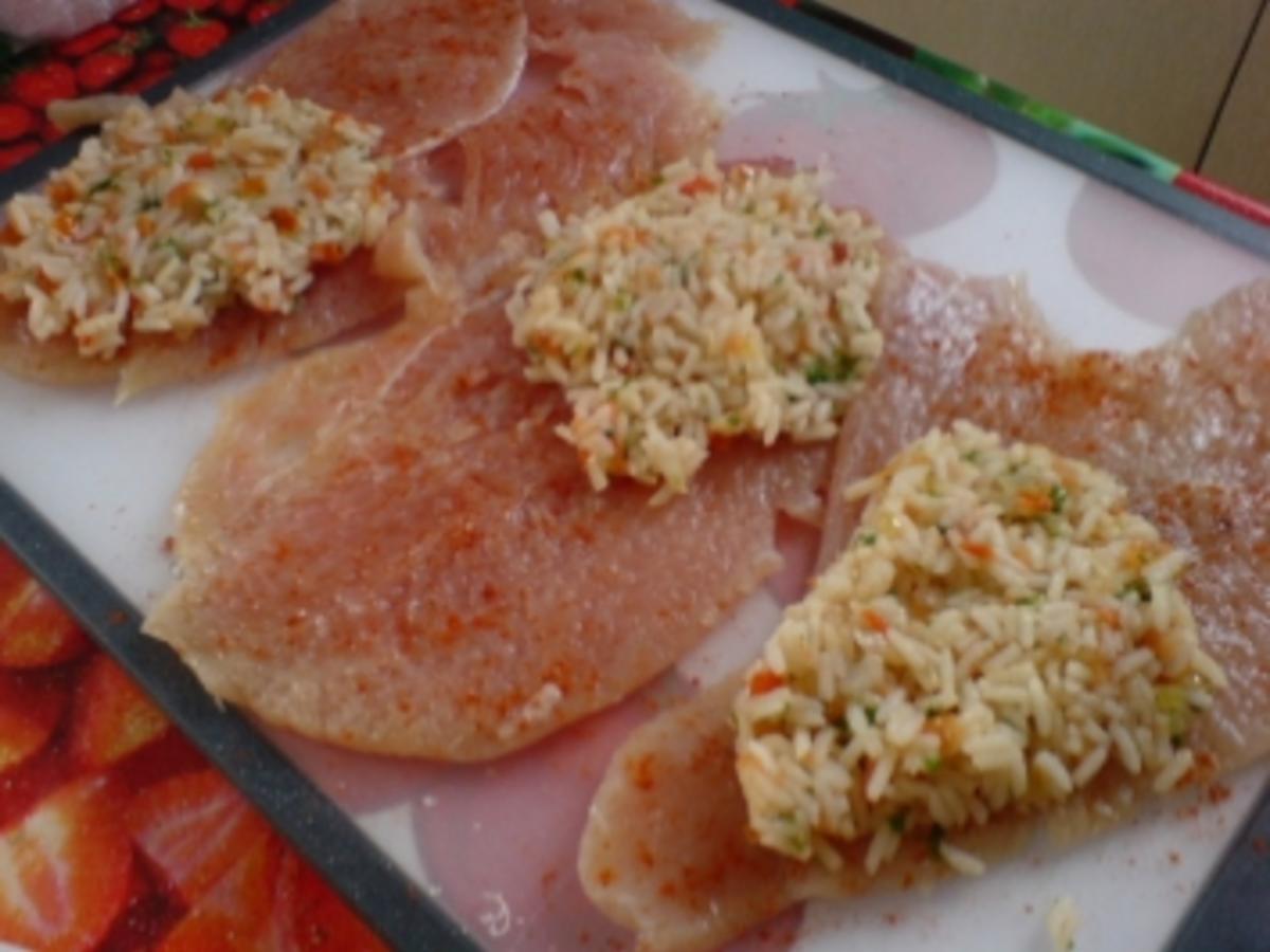 Basilikum-Putenschnitzel mit Reis gefüllt und in Parmesan-Ei gebraten ...