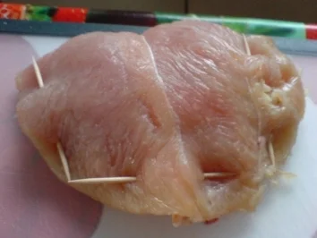 Basilikum-Putenschnitzel mit Reis gefüllt und in Parmesan-Ei gebraten - Rezept