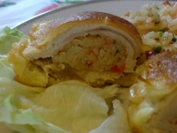 Basilikum-Putenschnitzel mit Reis gefüllt und in Parmesan-Ei gebraten - Rezept