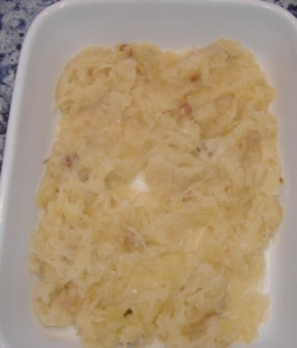 Eisbein mit Sauerkraut und Kartoffelgratinsauce - Rezept