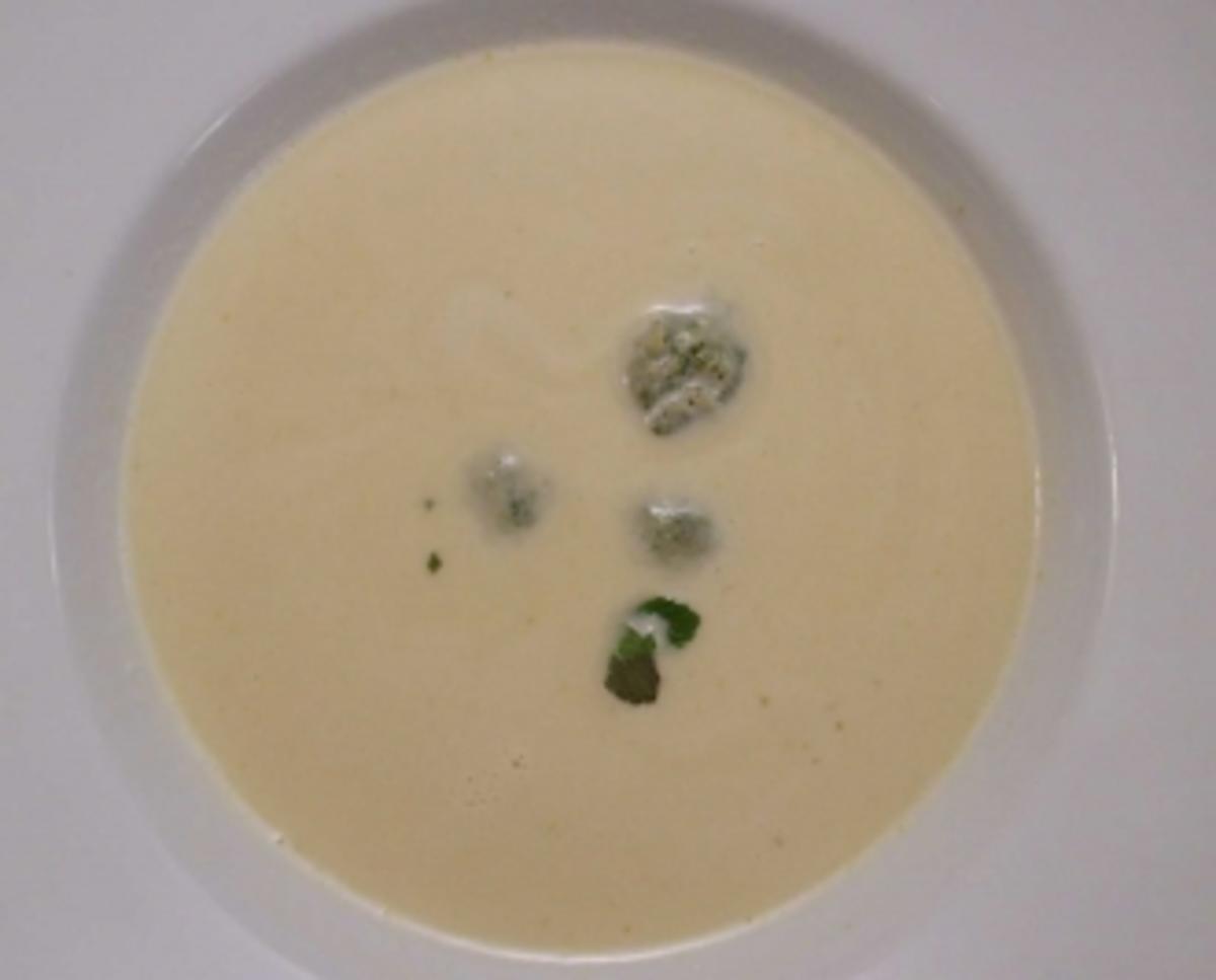 Apfel-Staudenselleriesuppe mit Minzklößchen - Rezept