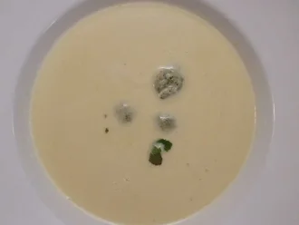 Apfel-Staudenselleriesuppe mit Minzklößchen - Rezept