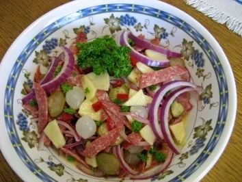 Wurstsalat bunt und herzhaft - Rezept