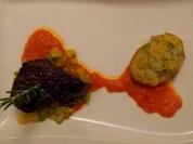 Kleines Straußensteak an Paprikagemüse und Kartoffelscheiben - Rezept