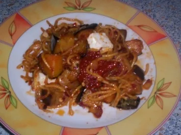 Rezept: Scharfe Pasta mit Auberginen und getrockneten Tomaten Scharfe Pasta mit Auberginen und getrockneten Tomaten - Rezept