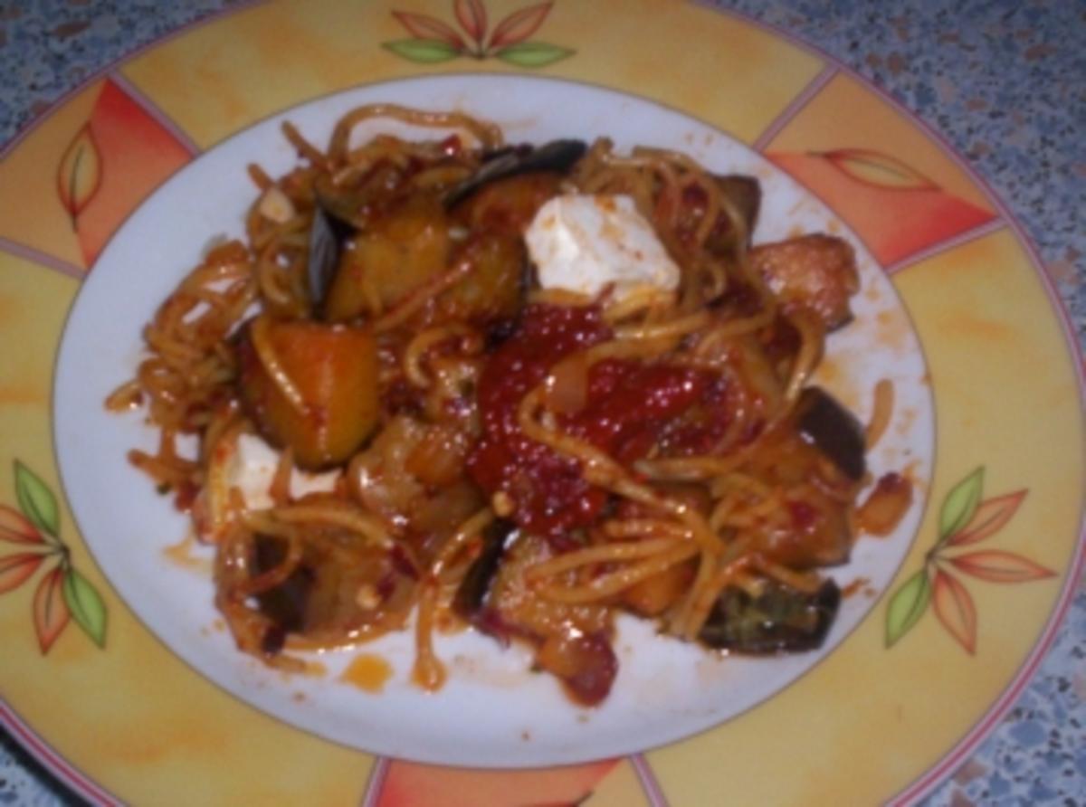 Scharfe Pasta mit Auberginen und getrockneten Tomaten - Rezept - kochbar.de