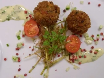 Muschelbällchen an Kräutermayonnaise, Lauchstroh und rosa Pfeffer - Rezept