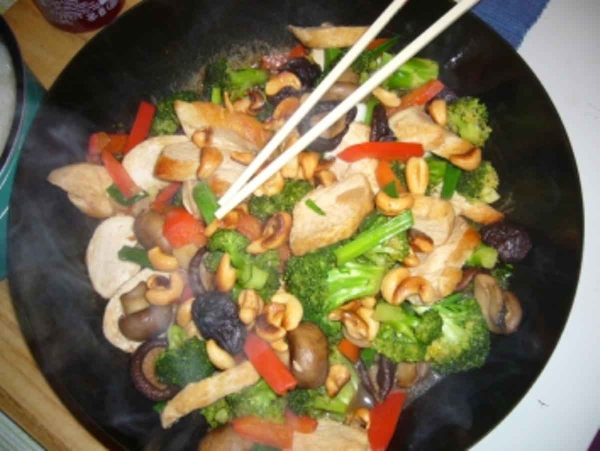 Hähnchen mit Broccoli und Cashewkernen aus dem Wok - Rezept