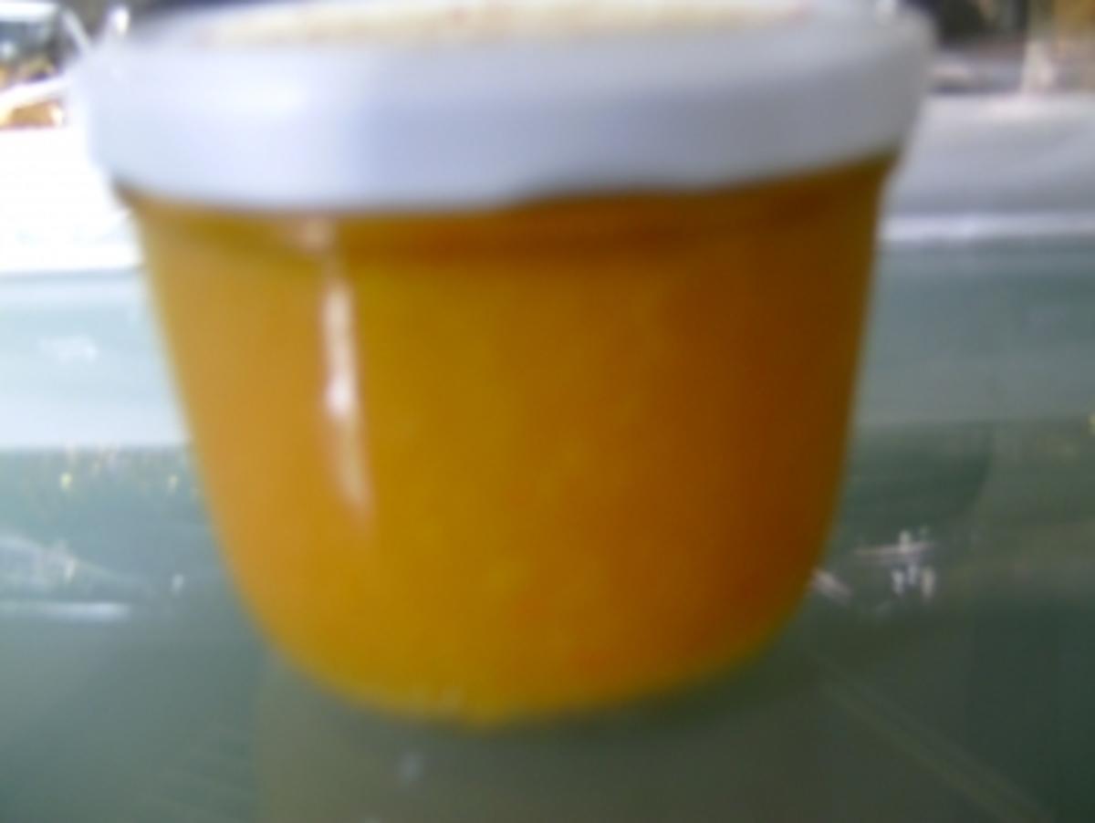 Orangenmarmelade mit geschälte Orangen und ein paar feine Orangenzesten ...