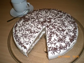 Nusstorte mit Schlagsahne und ohne Boden - Rezept