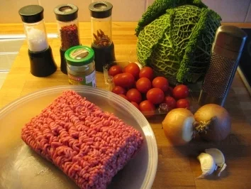 Rezept: Wirsingröllchen mit Tomaten Wirsingröllchen mit Tomaten - Rezept