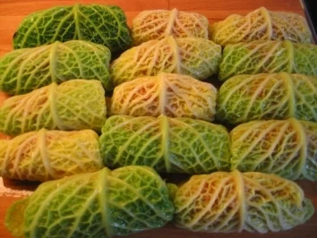 Rezept: Wirsingröllchen mit Tomaten Wirsingröllchen mit Tomaten - Rezept