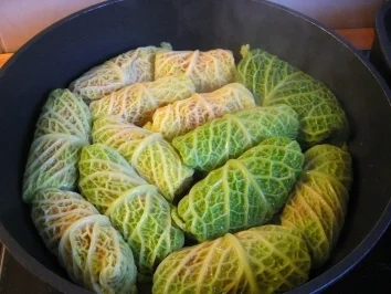 Rezept: Wirsingröllchen mit Tomaten Wirsingröllchen mit Tomaten - Rezept