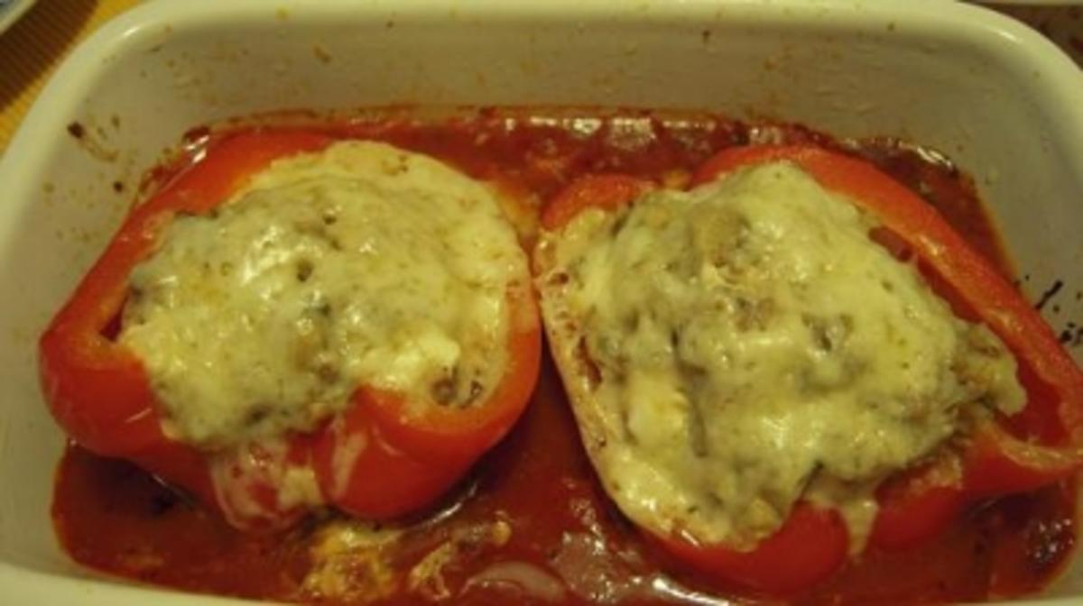 Paprikaschoten mit Hack und Schafskäse gefüllt - Rezept