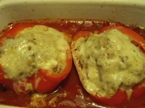 Rezept: Paprikaschoten mit Hack und Schafskäse gefüllt Paprikaschoten mit Hack und Schafskäse gefüllt - Rezept