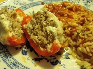 Rezept: Paprikaschoten mit Hack und Schafskäse gefüllt Paprikaschoten mit Hack und Schafskäse gefüllt - Rezept