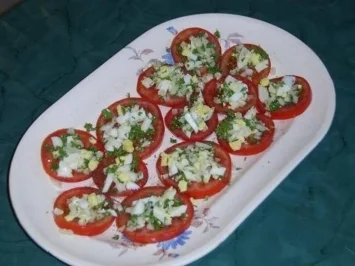 Tomatenscheiben mit Ei und Zwiebel - Rezept