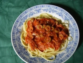 Thunfischsauce mit Paprikaoliven - Rezept