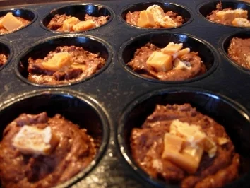 Schoko-Muffins mit weicher Karamellfüllung - Rezept