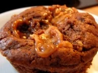 Schoko-Muffins mit weicher Karamellfüllung - Rezept