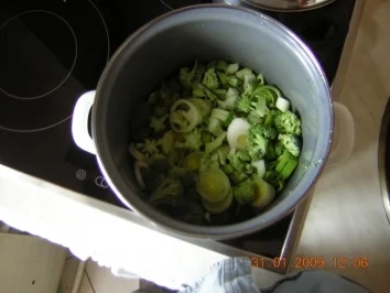 Rezept: Broccoli - Porree - Sahnekäsecreme - Suppe a la Torsten Broccoli - Porree - Sahnekäsecreme - Suppe a la Torsten - Rezept