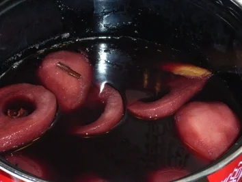 Rotweinbirnen mit Zimtsahne - Rezept