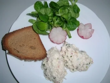 Rezept: Räucherforellen-Tatare mit getoastetem Schwarzbrot und Feldsalat Räucherforellen-Tatare mit getoastetem Schwarzbrot und Feldsalat - Rezept