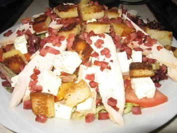 Rezept: Eichblattsalat auf Orangendressing mit gegarter Hühnerbrust, Coutons, Feta und Speckwürfeln Eichblattsalat auf Orangendressing mit gegarter Hühnerbrust, Coutons, Feta und Speckwürfeln - Rezept