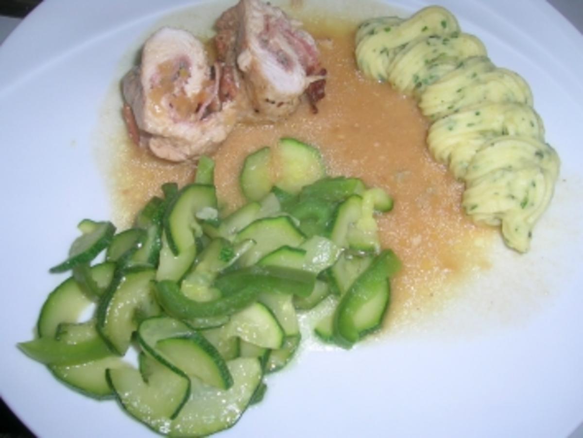 Fein gefüllte Putenröllchen mit Kräuter-Püree und Zucchini-Paprika-Gemüse - Rezept