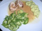 Fein gefüllte Putenröllchen mit Kräuter-Püree und Zucchini-Paprika-Gemüse - Rezept