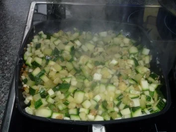 Rezept: Zucchini - Cremesuppe Bild Nr. 3 Zucchini - Cremesuppe - Rezept - Bild Nr. 3