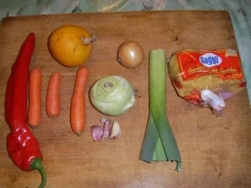 Rezept: Fadennudelsuppe mit Paprika und Lauchzwiebel Fadennudelsuppe mit Paprika und Lauchzwiebel - Rezept