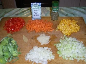 Rezept: Fadennudelsuppe mit Paprika und Lauchzwiebel Fadennudelsuppe mit Paprika und Lauchzwiebel - Rezept