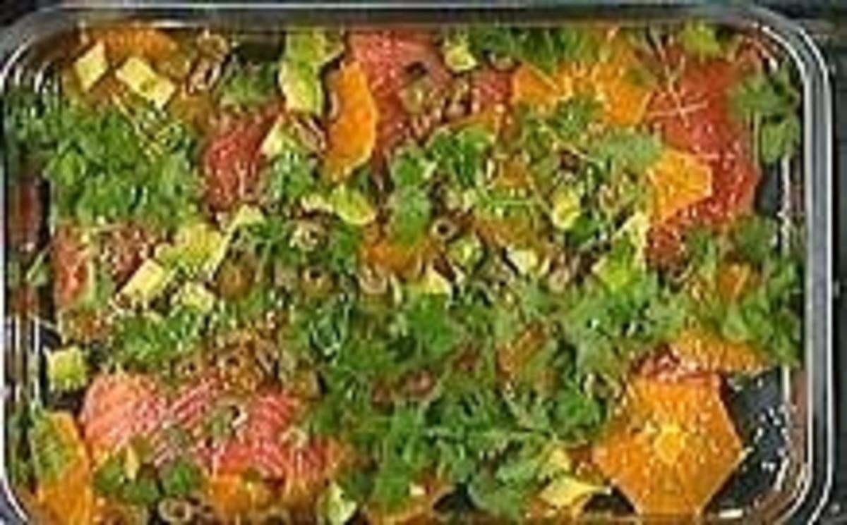Lachs in der Folie gegart mit Avocado, Orangen und grünen Oliven - Rezept