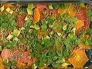 Lachs in der Folie gegart mit Avocado, Orangen und grünen Oliven - Rezept