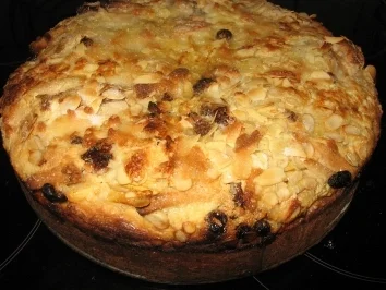 Bratapfelkuchen auf Hefeteig mit Philadelphiacreme, Rosinen und Marzipan - Rezept