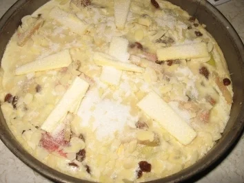 Bratapfelkuchen auf Hefeteig mit Philadelphiacreme, Rosinen und Marzipan - Rezept