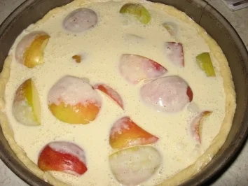 Bratapfelkuchen auf Hefeteig mit Philadelphiacreme, Rosinen und Marzipan - Rezept