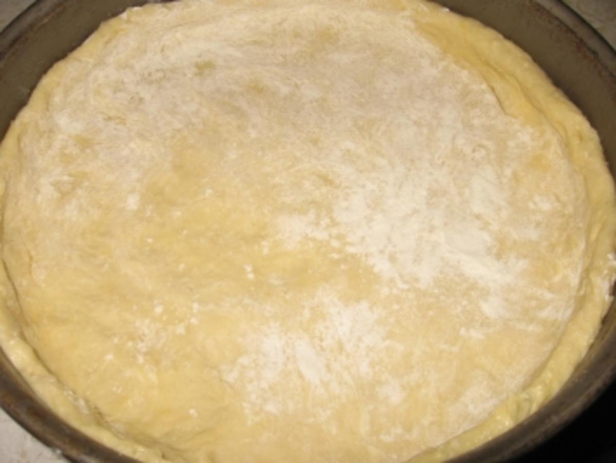 Bratapfelkuchen auf Hefeteig mit Philadelphiacreme, Rosinen und Marzipan - Rezept