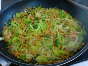 Buntes Zwiebel-Sahne-Hähnchen - Rezept