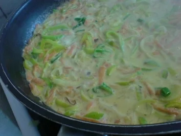 Buntes Zwiebel-Sahne-Hähnchen - Rezept