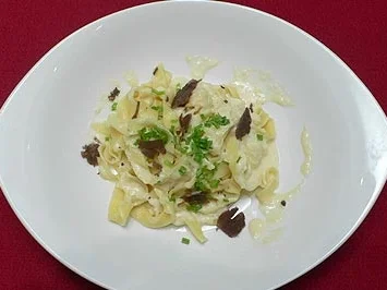 Frische Pasta mit Trüffelrahmsoße - Rezept