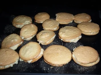 Rezept: Gebäck: Mohrenköpfe mit Pudding gefüllt Bild Nr. 4 Gebäck: Mohrenköpfe mit Pudding gefüllt - Rezept - Bild Nr. 4